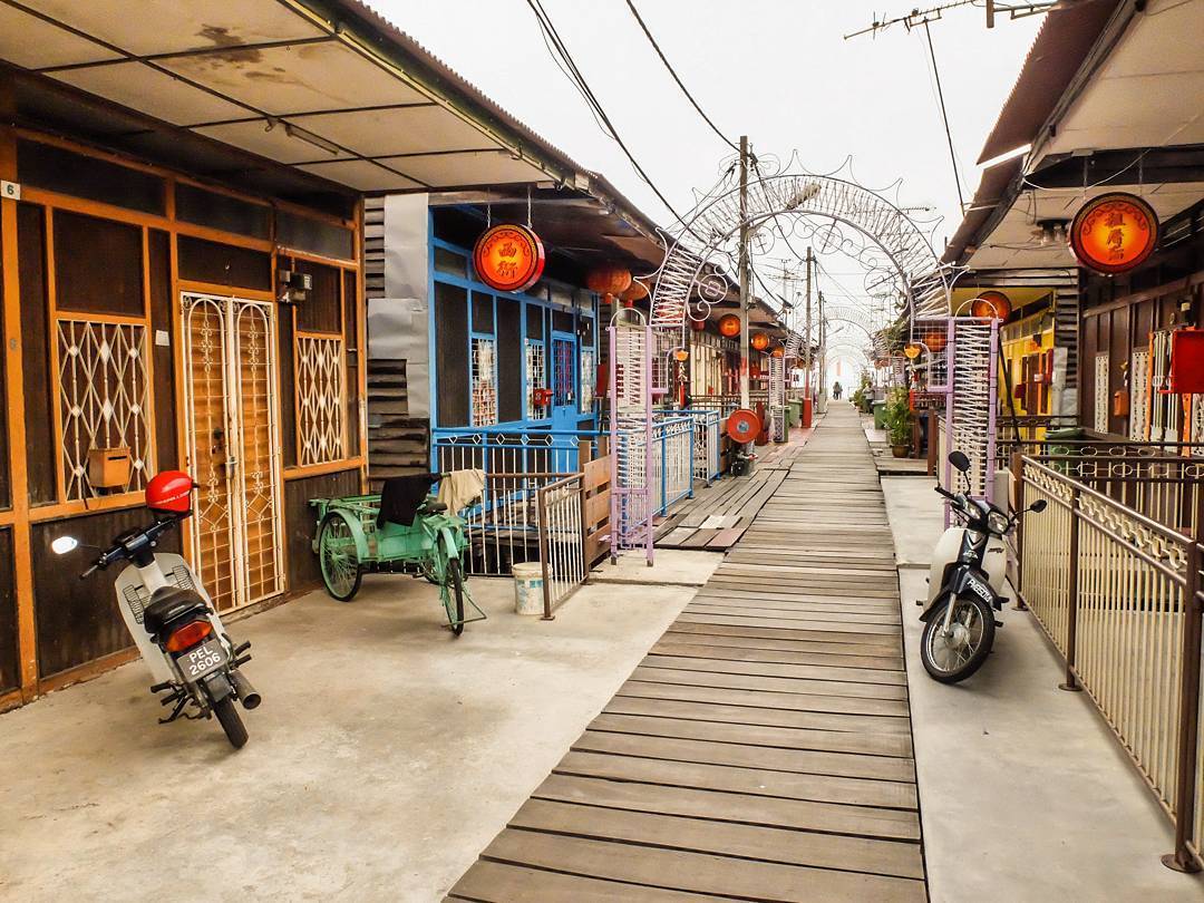 On the Old family&rsquo;s jetties in Penang. A pure Chinese flavour&hellip; (en Georgetown World Heritage, Penang Malays
