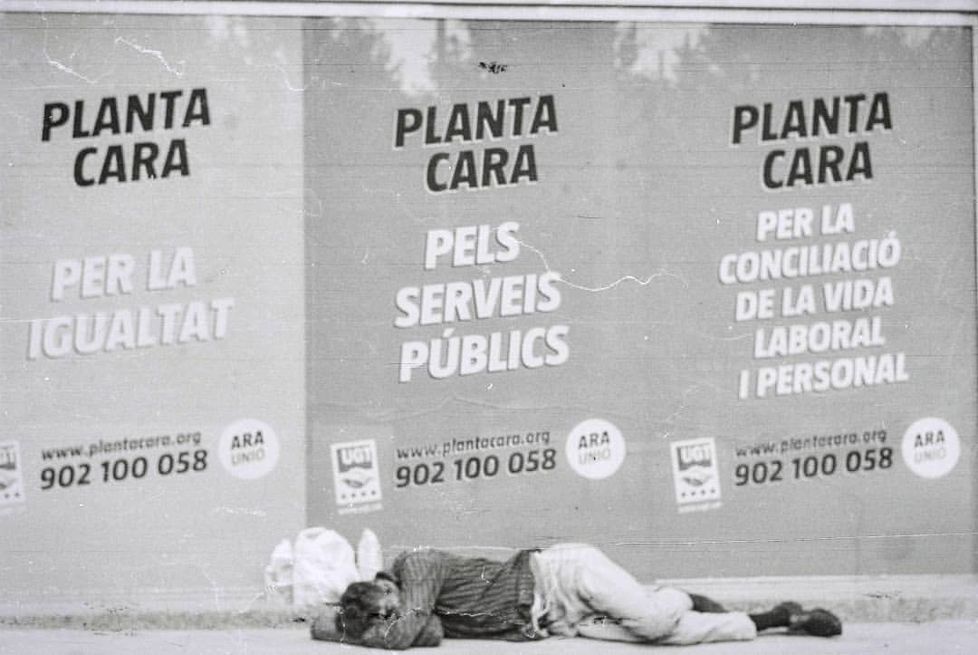 Migration and union, this is a sad story about ignorance. . . . . . (en Rambla del Raval, Barcelona)